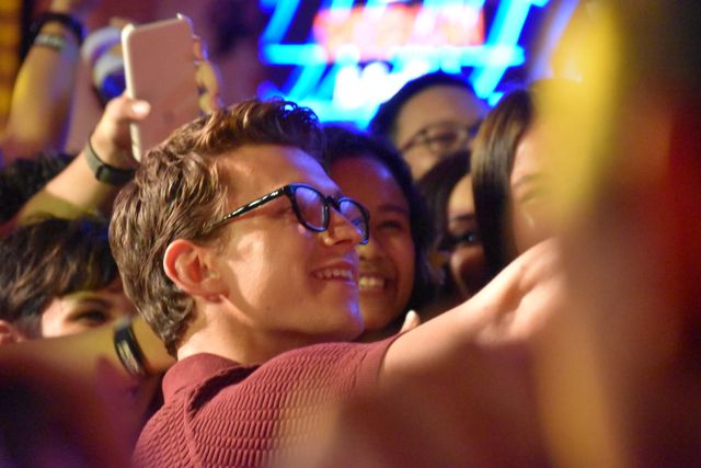 トム・ホランド、黒ぶちメガネで登場！『スパイダーマン：ファー・フロム・ホーム』イベントinバリ（3枚目）