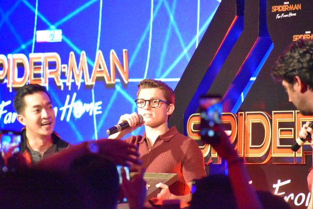 トム・ホランド、黒ぶちメガネで登場！『スパイダーマン：ファー・フロム・ホーム』イベントinバリ（4枚目）
