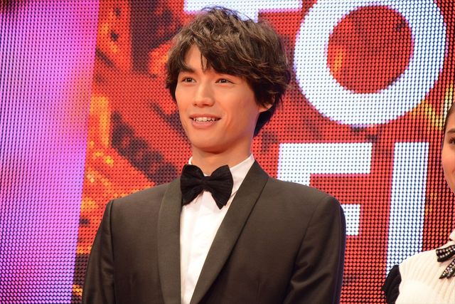 福士蒼汰、広瀬アリスの手を取りエスコート！（3枚目）