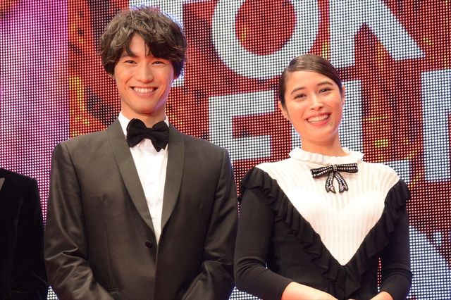 福士蒼汰、広瀬アリスの手を取りエスコート！（8枚目）