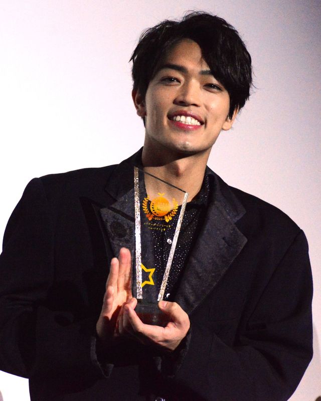 映画祭トロフィーを授与された原嘉孝