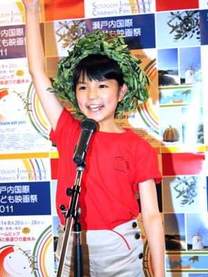 小豆島の特産品オリーブの葉を使った冠をかぶって「こども夢宣言」をした大橋のぞみ