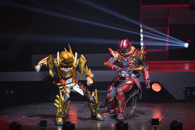 黄金に輝くガッチャード誕生！「仮面ライダーガッチャードFS」新フォーム＆舞台写真：フォトギャラリー
