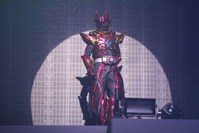 黄金に輝くガッチャード誕生！「仮面ライダーガッチャードFS」新フォーム＆舞台写真（2枚目）