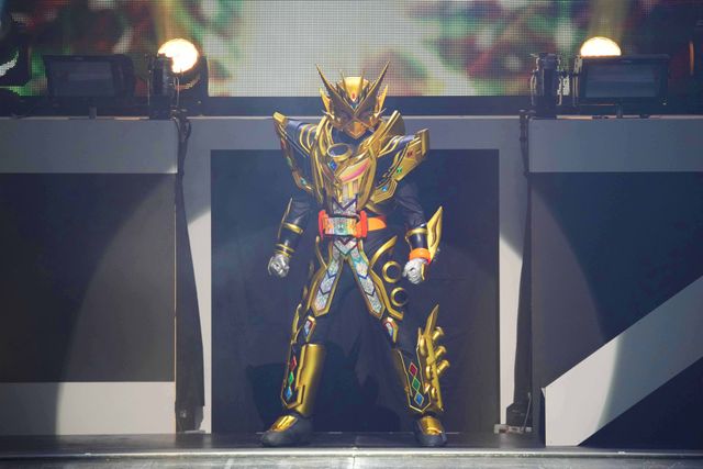 黄金に輝くガッチャード誕生！「仮面ライダーガッチャードFS」新フォーム＆舞台写真（3枚目）