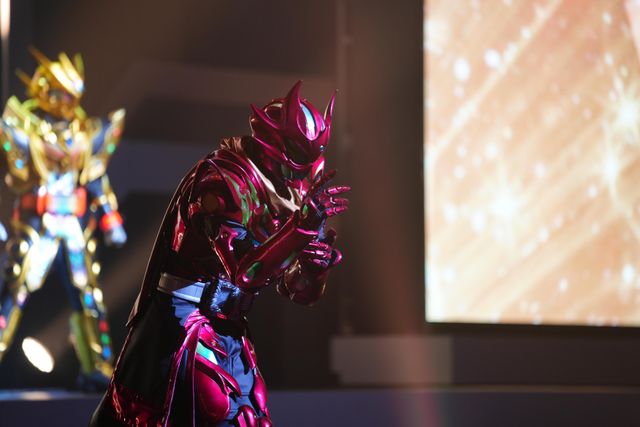 黄金に輝くガッチャード誕生！「仮面ライダーガッチャードFS」新フォーム＆舞台写真（4枚目）