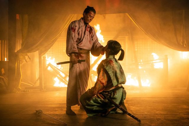 「本能寺の変」炎に囲まれた信長(小栗旬)…「豊臣兄弟!」第27回場面写真:フォトギャラリー