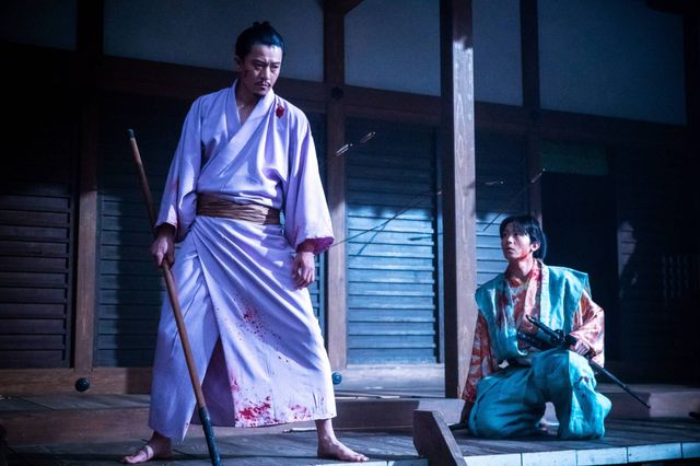「本能寺の変」炎に囲まれた信長（小栗旬）…「豊臣兄弟！」第27回場面写真（4枚目）