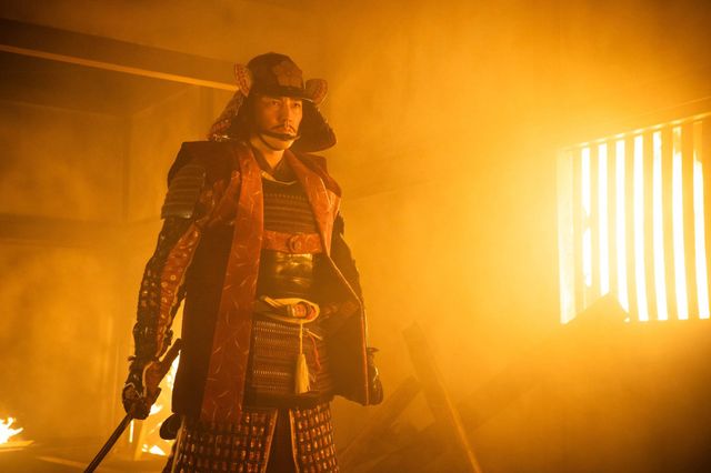 「本能寺の変」炎に囲まれた信長（小栗旬）…「豊臣兄弟！」第27回場面写真（5枚目）