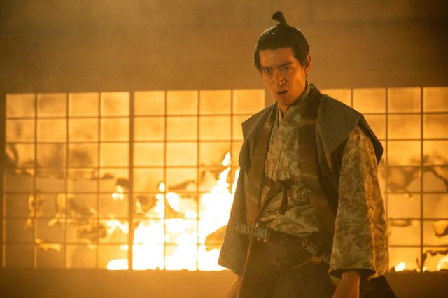 「本能寺の変」炎に囲まれた信長（小栗旬）…「豊臣兄弟！」第27回場面写真（7枚目）