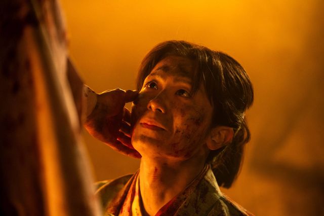 「本能寺の変」炎に囲まれた信長（小栗旬）…「豊臣兄弟！」第27回場面写真（8枚目）