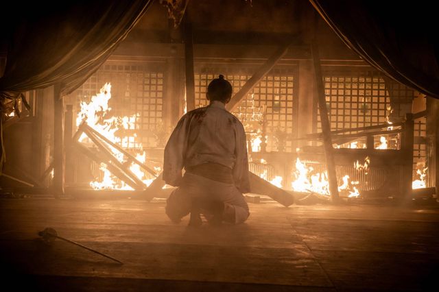 「本能寺の変」炎に囲まれた信長（小栗旬）…「豊臣兄弟！」第27回場面写真（9枚目）