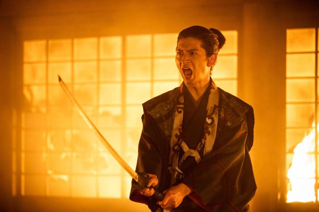 「本能寺の変」炎に囲まれた信長（小栗旬）…「豊臣兄弟！」第27回場面写真（10枚目）