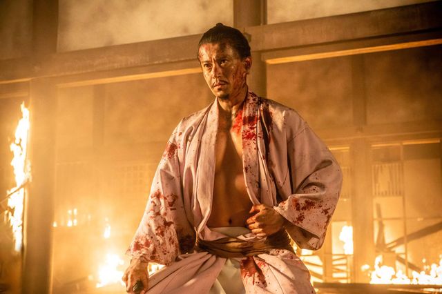 「本能寺の変」炎に囲まれた信長（小栗旬）…「豊臣兄弟！」第27回場面写真（11枚目）