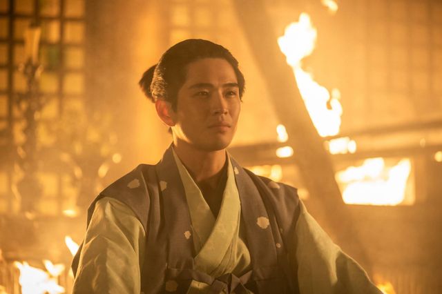 「本能寺の変」炎に囲まれた信長（小栗旬）…「豊臣兄弟！」第27回場面写真（12枚目）
