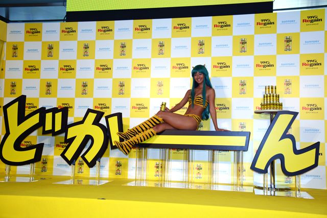 すみれの“実写版ラムちゃん”姿！トラ柄ビキニ写真ギャラリー（7枚目）