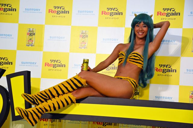 すみれの“実写版ラムちゃん”姿！トラ柄ビキニ写真ギャラリー（8枚目）