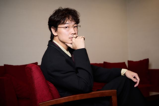 綾野剛＆吉田恵輔監督　映画『mentor』インタビュー撮りおろしカット（2枚目）
