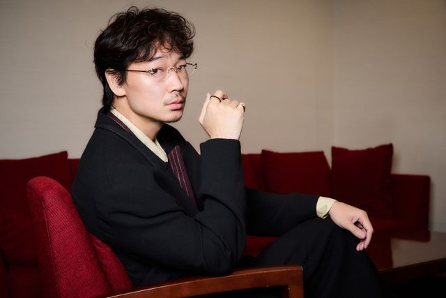 綾野剛＆吉田恵輔監督　映画『mentor』インタビュー撮りおろしカット（5枚目）