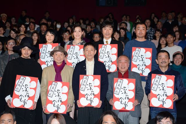 オダジョー、衣装がトリッキー過ぎて「深夜食堂」舞台あいさつで浮きまくり！　画像ギャラリー（5枚目）