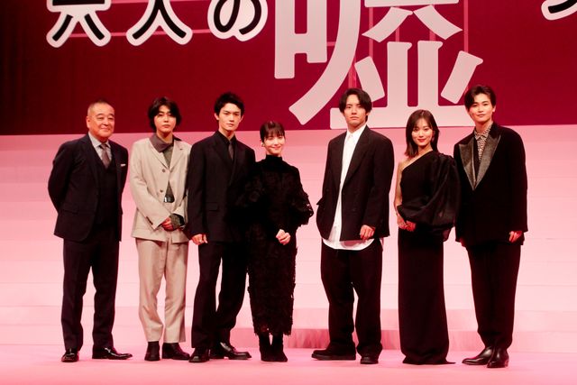 浜辺美波＆山下美月、黒ドレスで魅了！『六人の嘘つきな大学生』完成披露：フォトギャラリー
