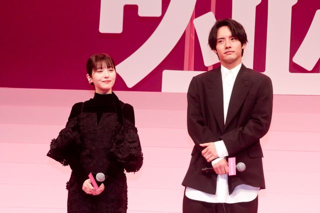 浜辺美波＆山下美月、黒ドレスで魅了！『六人の嘘つきな大学生』完成披露（2枚目）