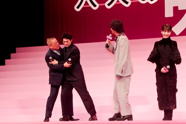 浜辺美波＆山下美月、黒ドレスで魅了！『六人の嘘つきな大学生』完成披露（3枚目）