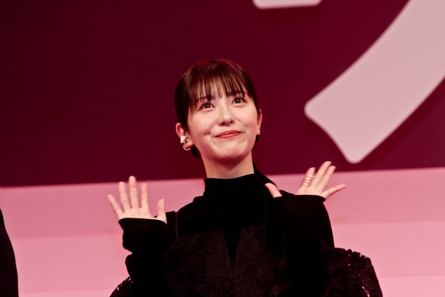 浜辺美波＆山下美月、黒ドレスで魅了！『六人の嘘つきな大学生』完成披露（6枚目）