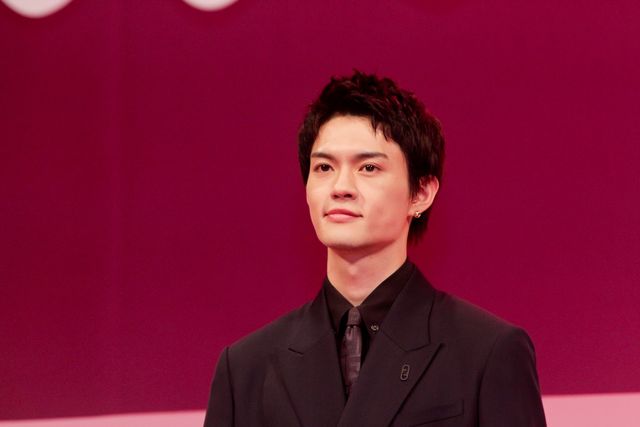 浜辺美波＆山下美月、黒ドレスで魅了！『六人の嘘つきな大学生』完成披露（8枚目）