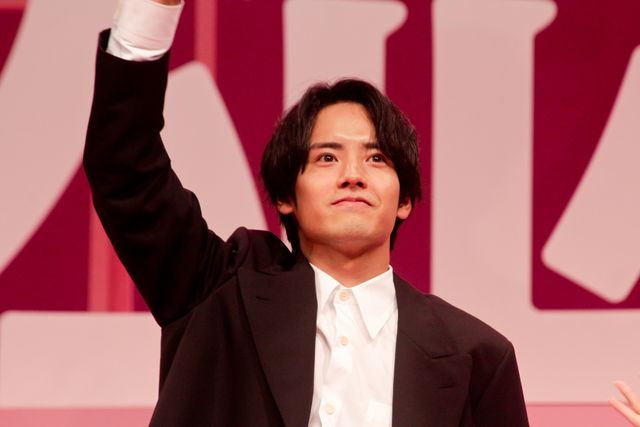 浜辺美波＆山下美月、黒ドレスで魅了！『六人の嘘つきな大学生』完成披露（9枚目）