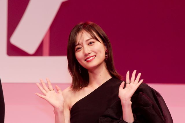 浜辺美波＆山下美月、黒ドレスで魅了！『六人の嘘つきな大学生』完成披露（10枚目）