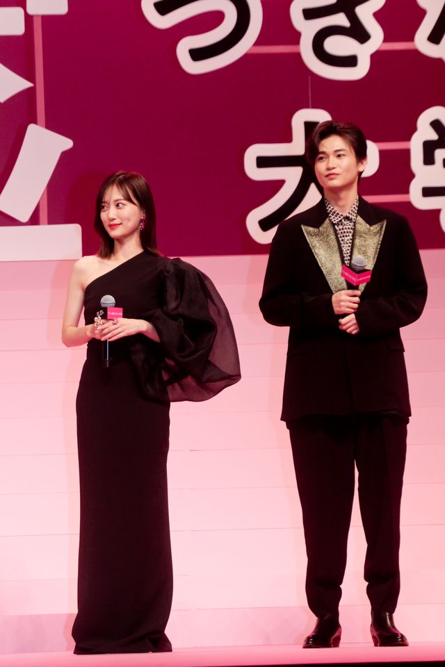 浜辺美波＆山下美月、黒ドレスで魅了！『六人の嘘つきな大学生』完成披露（12枚目）