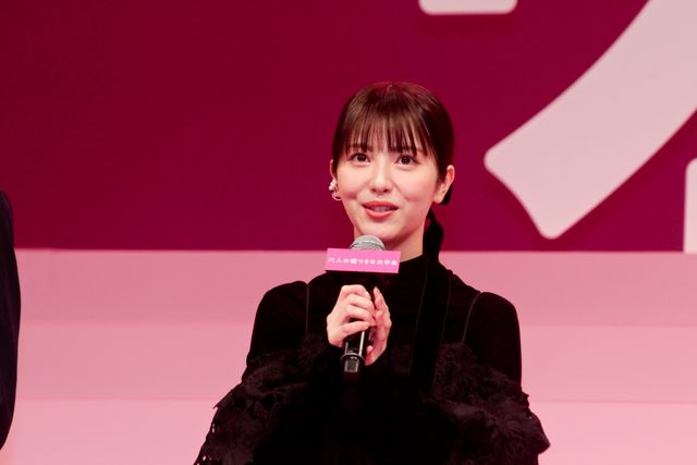 浜辺美波＆山下美月、黒ドレスで魅了！『六人の嘘つきな大学生』完成披露（13枚目）