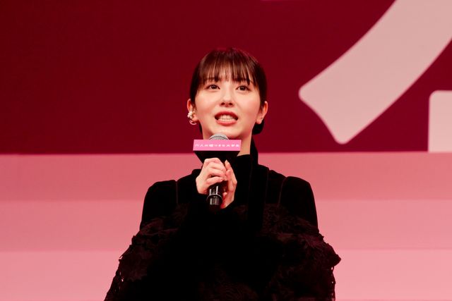 浜辺美波＆山下美月、黒ドレスで魅了！『六人の嘘つきな大学生』完成披露（14枚目）