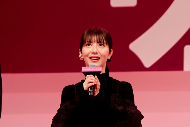 浜辺美波＆山下美月、黒ドレスで魅了！『六人の嘘つきな大学生』完成披露（15枚目）