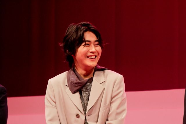 浜辺美波＆山下美月、黒ドレスで魅了！『六人の嘘つきな大学生』完成披露（17枚目）