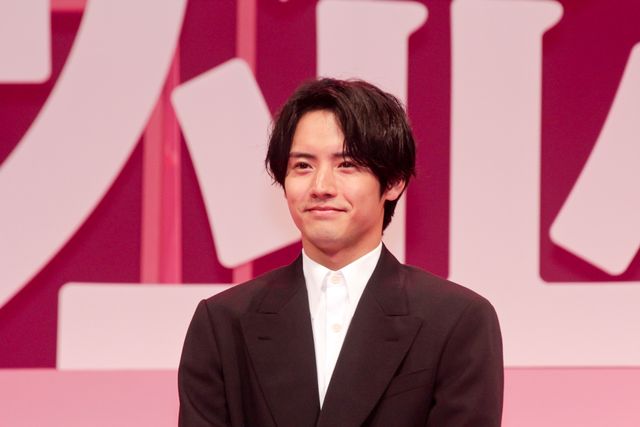 浜辺美波＆山下美月、黒ドレスで魅了！『六人の嘘つきな大学生』完成披露（18枚目）