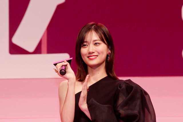 浜辺美波＆山下美月、黒ドレスで魅了！『六人の嘘つきな大学生』完成披露（19枚目）