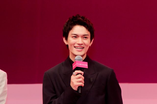 浜辺美波＆山下美月、黒ドレスで魅了！『六人の嘘つきな大学生』完成披露（24枚目）