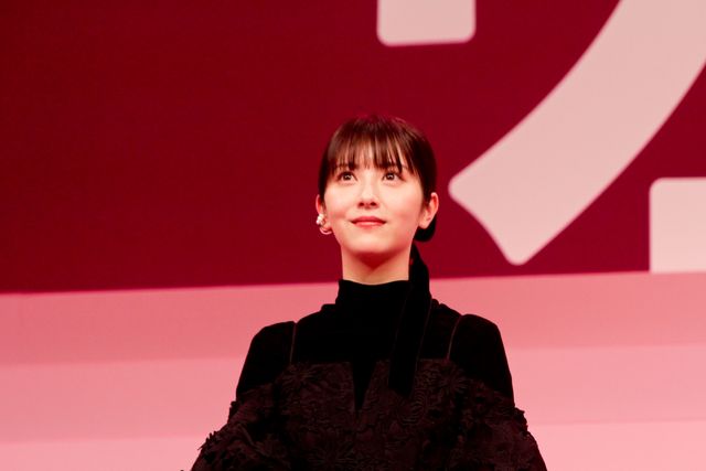 浜辺美波＆山下美月、黒ドレスで魅了！『六人の嘘つきな大学生』完成披露（25枚目）