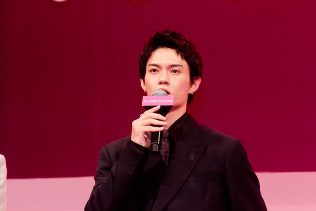 浜辺美波＆山下美月、黒ドレスで魅了！『六人の嘘つきな大学生』完成披露（26枚目）