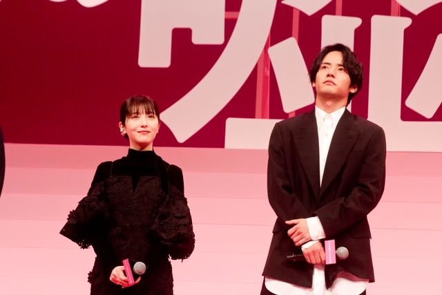 浜辺美波＆山下美月、黒ドレスで魅了！『六人の嘘つきな大学生』完成披露（27枚目）