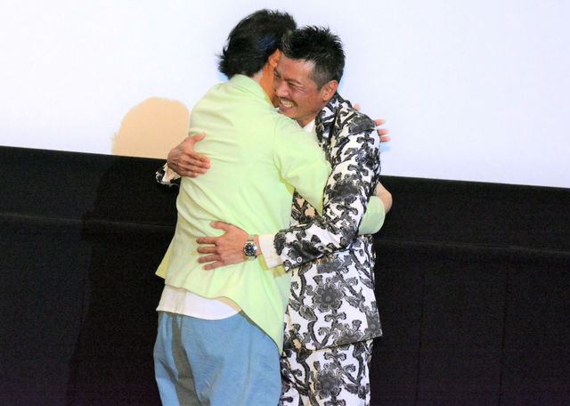 仮面ライダーゾルダからバースへ！年内卒業の純烈・小田井涼平、新メンバー・岩永洋昭と熱い抱擁：フォトギャラリー