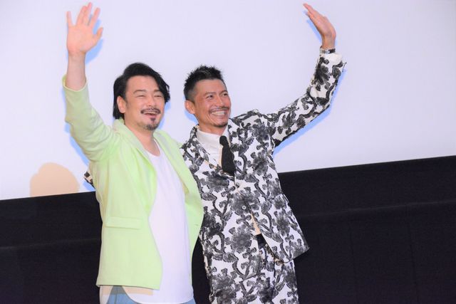 仮面ライダーゾルダからバースへ！年内卒業の純烈・小田井涼平、新メンバー・岩永洋昭と熱い抱擁（2枚目）