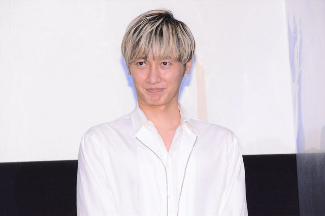 仮面ライダーゾルダからバースへ！年内卒業の純烈・小田井涼平、新メンバー・岩永洋昭と熱い抱擁（4枚目）