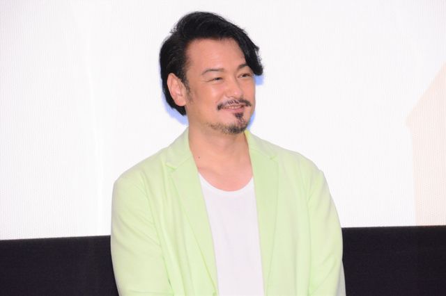 仮面ライダーゾルダからバースへ！年内卒業の純烈・小田井涼平、新メンバー・岩永洋昭と熱い抱擁（6枚目）