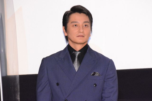 仮面ライダーゾルダからバースへ！年内卒業の純烈・小田井涼平、新メンバー・岩永洋昭と熱い抱擁（8枚目）