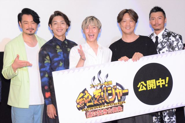 仮面ライダーゾルダからバースへ！年内卒業の純烈・小田井涼平、新メンバー・岩永洋昭と熱い抱擁（12枚目）