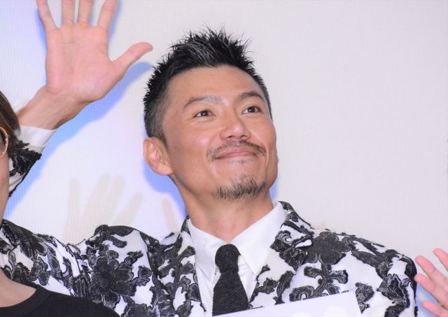 仮面ライダーゾルダからバースへ！年内卒業の純烈・小田井涼平、新メンバー・岩永洋昭と熱い抱擁（14枚目）