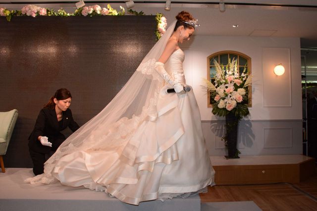 河北麻友子のウエディングドレス姿！～総額3億円のジュエリーとともに～フォトギャラリー（15枚目）